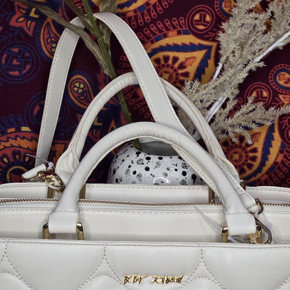 Betsey Johnson White Heart Quilted Handbag - Picture 4 of 15
